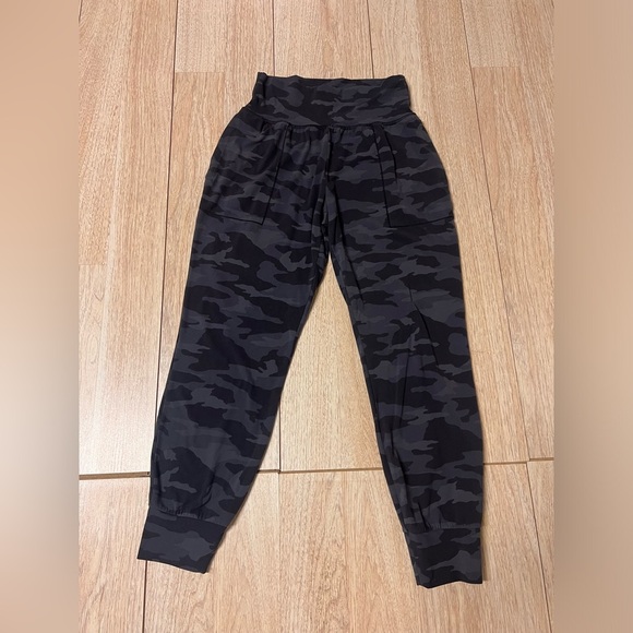 Athleta Salutation Camo Jogger - Picture 4 of 10
